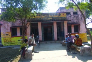 जौरही गांव का प्राथमिक स्वास्थ्य केन्द्र, डाक्टर का इंतज़ार करत मड़ई 