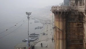 कोहरे में ढके बनारस के घाट