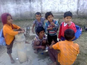 पानी के आशा मा बच्चा 