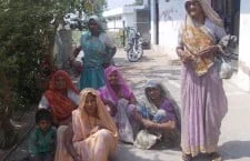 स्कूल के समस्या बतावत कुलकी पुरवा के बच्चन के महतारी  