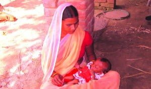 बच्चा के लेल चिंतित अनिता देवी 