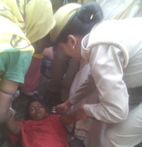 धरना के समय बेहोश भे लड़की का अस्पताल ले जात महिला पुलिस 