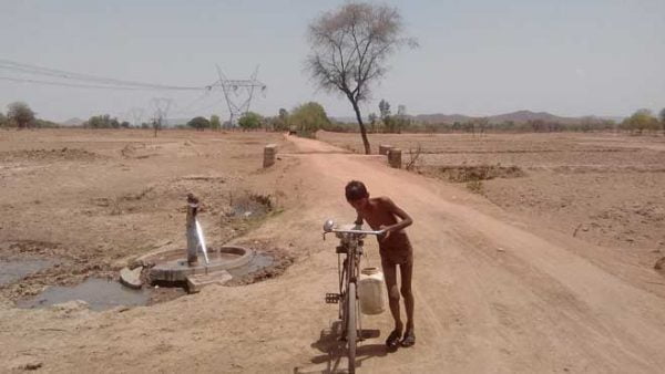 14 साल की उम्र में पंकज स्कूल छोड़ कर मीलों दूर जा कर पानी भरता है।
