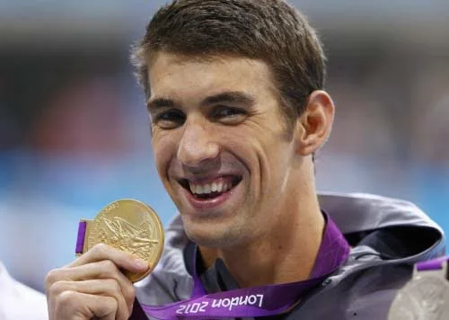 michael-phelps_with_gold_medal ww