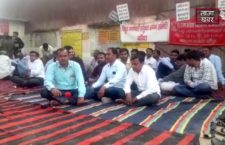 Banda: Power department employees sit on dharna over PF