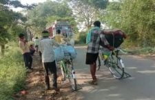 साईकिल से अपने घर जा रहे मजदूरो
