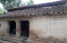 जिला अयोध्या के इस गाँव में बारिश में झोपड़ियों में कैसे रह रहे है लोग