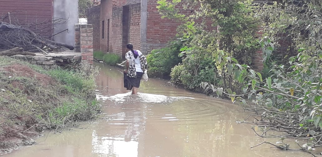 Waterlogging in front of 15 houses due to heavy rain, no place for drainage