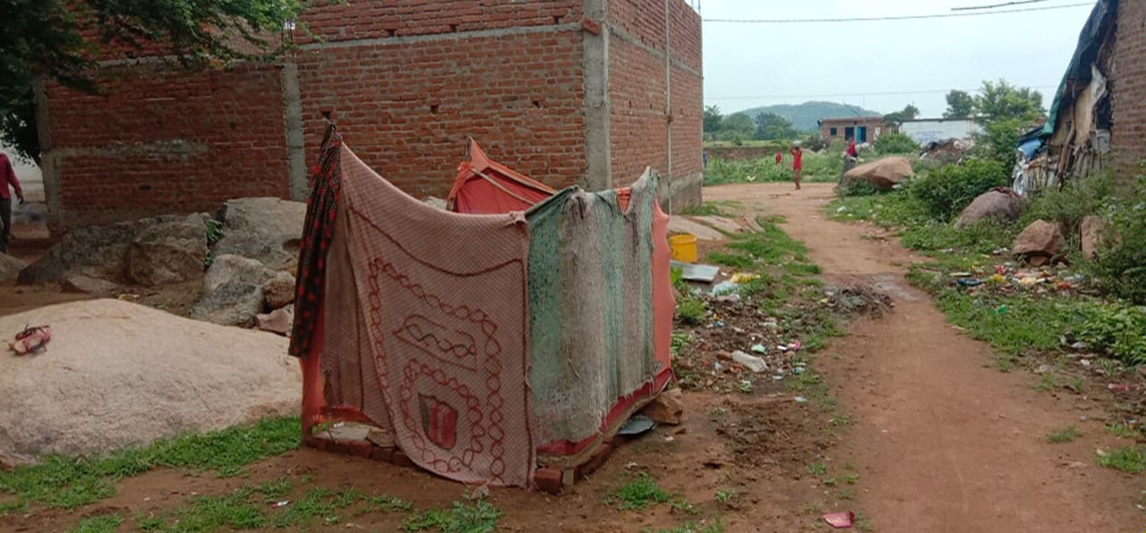 आज भी शौचालय के लाभ से वंचित ग्रामीण | Khabar Lahariya (खबर लहरिया)