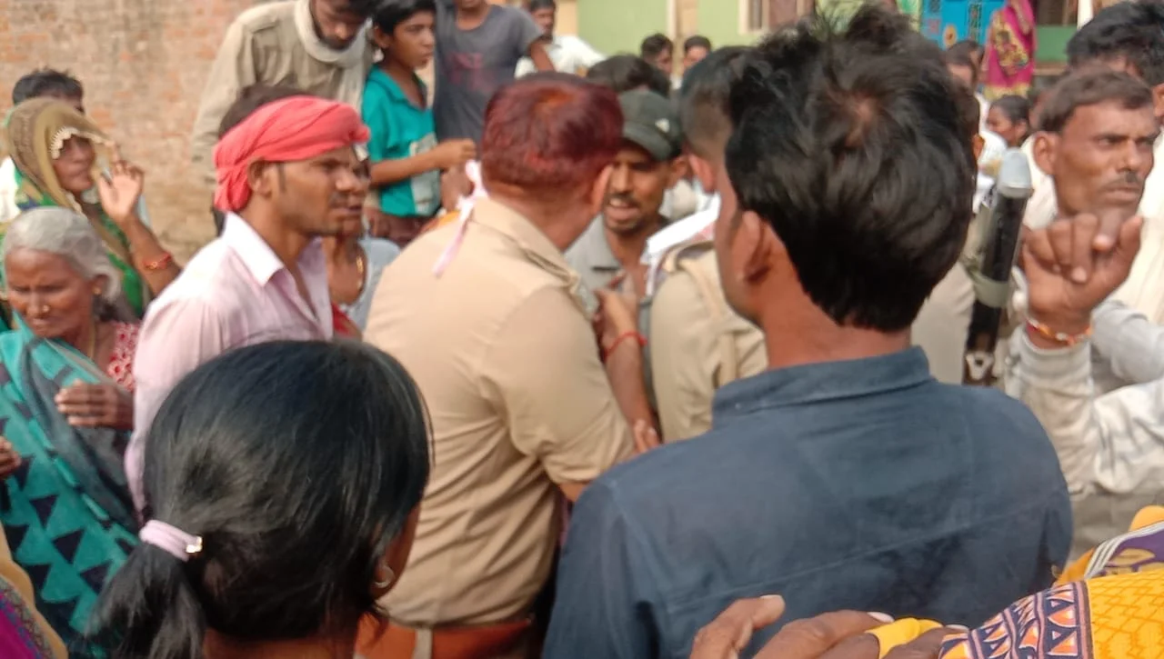 महोबा: 30 वर्षीय युवक का मिला शव, परिवार वालों ने सड़क जाम कर किया हंगामा