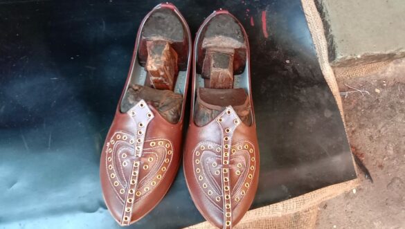 हमीरपुर: सालों-साल चलते है सुमेरपुर के हाथों से बने प्रसिद्ध चमड़े के जूते