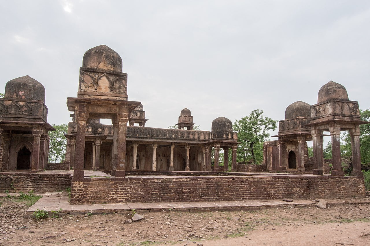 Narwar fort of Madhya Pradesh settled among a few hundred