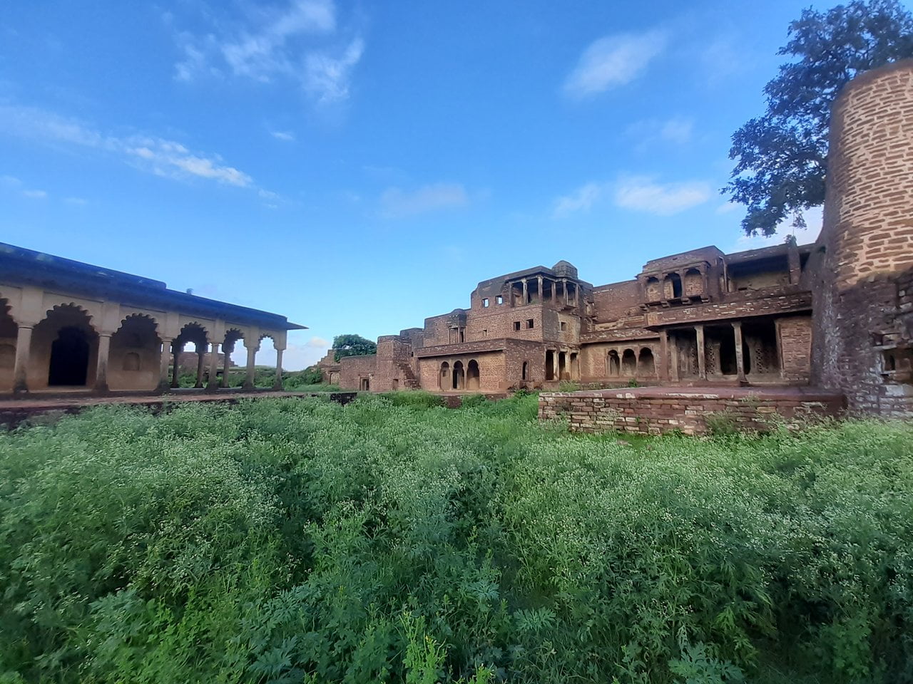 Narwar fort of Madhya Pradesh settled among a few hundred