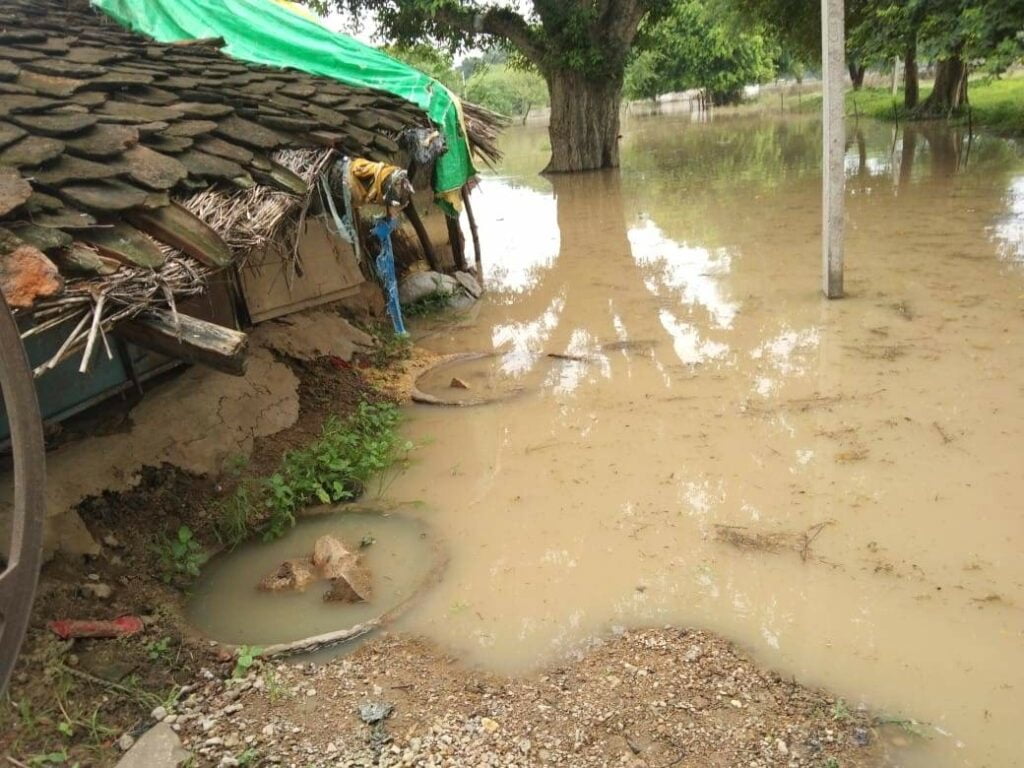चित्रकूट: बाढ़ का कहर ज़ारी, शौच से लेकर आने-जाने में हो रही दिक़्क़त