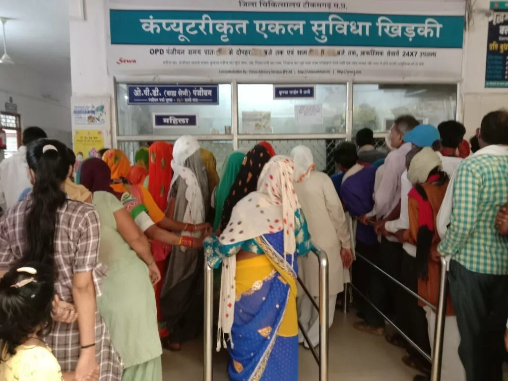 crowd in hospital photo by khabar lahariya
