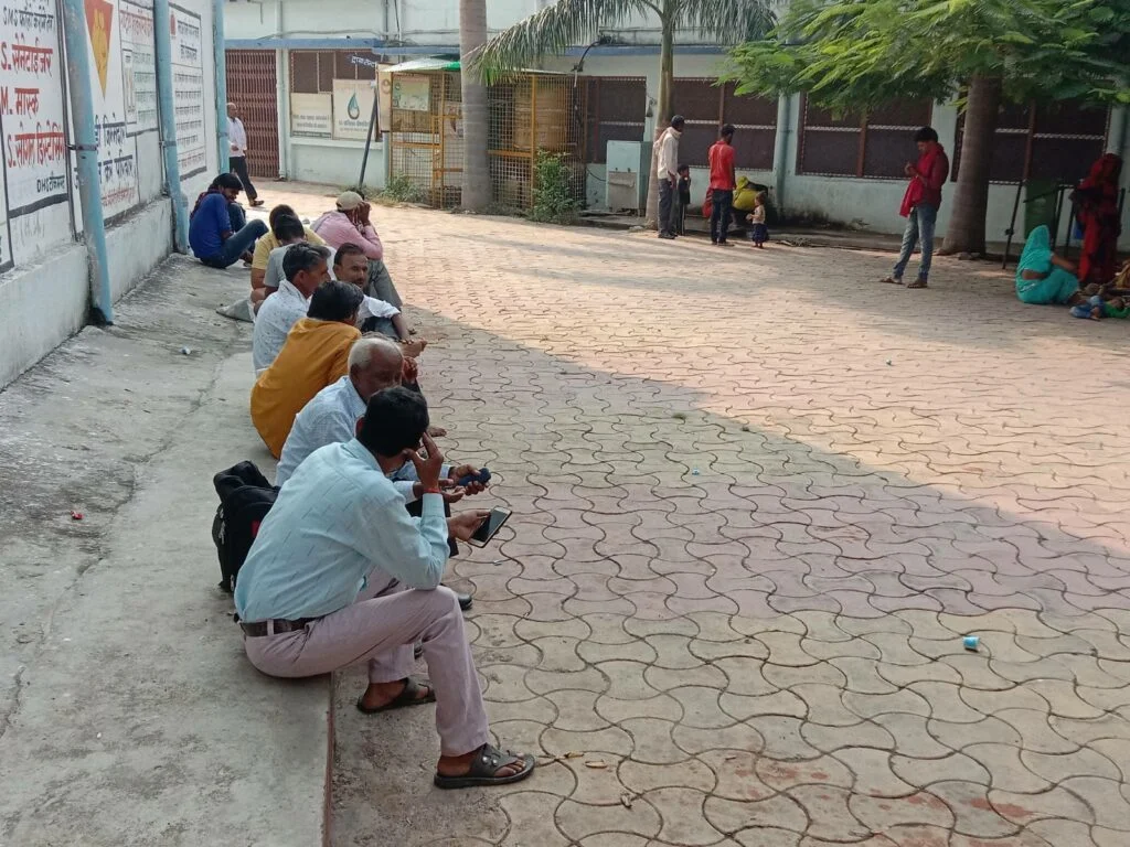 long line in hospital photo by khabar lahariya