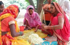 varanasi news, rural women are making flower garlands in low income, showing failure of women's employment schemes