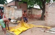 Varanasi news, villagers did not get awas, families forced to live in foil house in rainy season