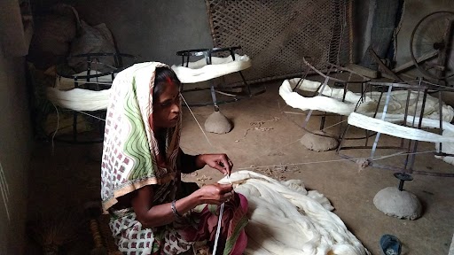 bhadohi news, unemployment and low wages, working womens, thread cutting work 