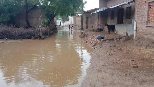 Banda news, House collapsed in heavy rain