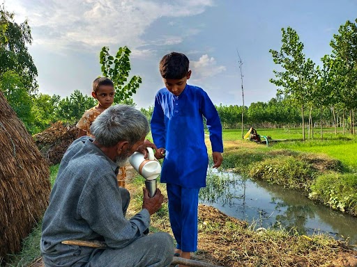 farmer and his farm, photos by Khabar Lahariya 