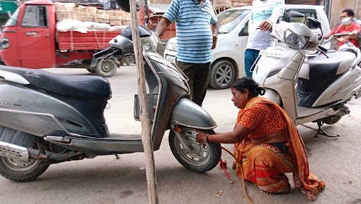 Varanasi news, Know about female puncture mechanic Shakuntala