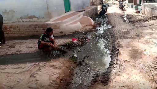 Hamirpur News, After Khabar Lahariya news reporting, drain made in the village, asar story