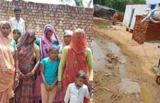 Jhansi news, Amidst scarcity of water, the village head husband is accused of removing the hand pump