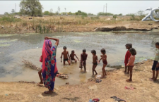 prayagraj-news-people-take-bath-in-the-mine-no-facility-of-water-in-the-village