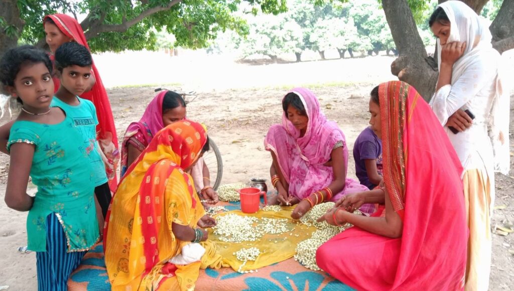 varanasi news, rural women are making flower garlands in low income, showing failure of women's employment schemes