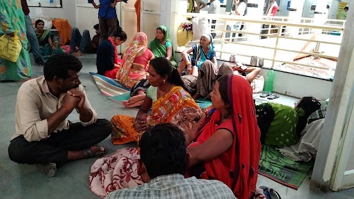 Chhatarpur news, Maternity women did not get beds in district hospital, forced to lay on the ground