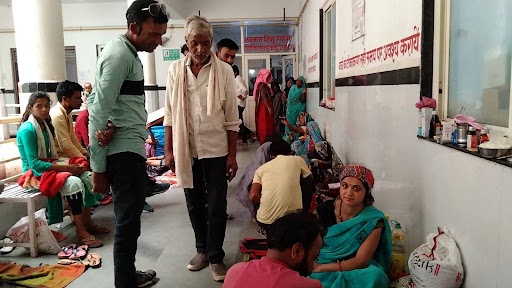 Chhatarpur news, Maternity women did not get beds in district hospital, forced to lay on the ground