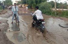 mahoba news, Jaitpur road of Mahoba has big and deep potholes