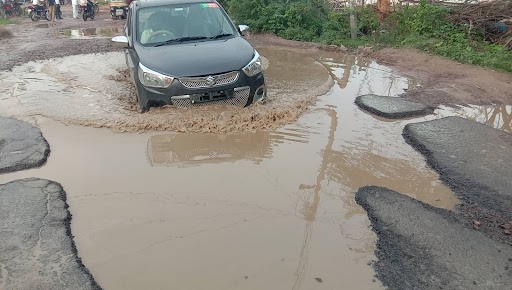 mahoba news, Jaitpur road of Mahoba has big and deep potholes
