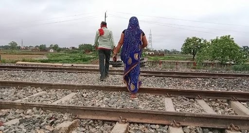 Varanasi News,possibility of accident due to no barricades around railway crossing