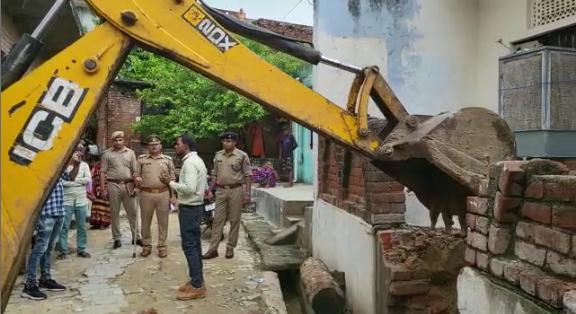 हमीरपुर सिटी फॉरेस्ट घटना : आरोपियों के घर पर चला बुलडोजर