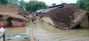 Chitrakoot news, People are getting sick from the dirt spread in the village due to floods