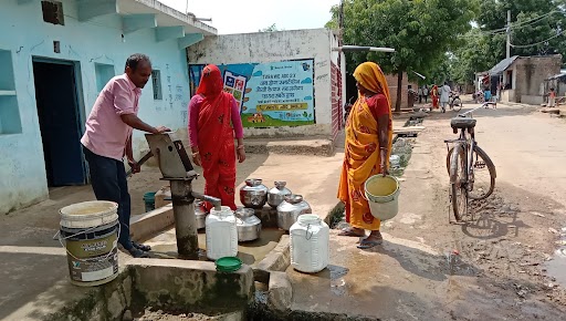 Lalitpur news, an entire village fill water from one hand pump