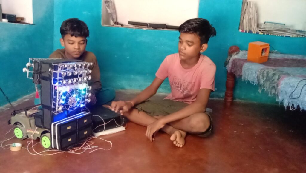 Niwari news, two children made dj from junk which runs from battery