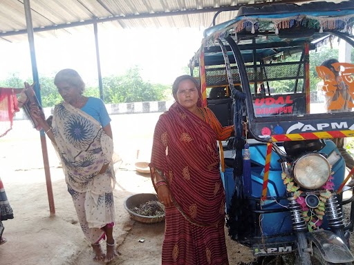 Hamirpur news, know about the story of a viral woman rickshaw driver