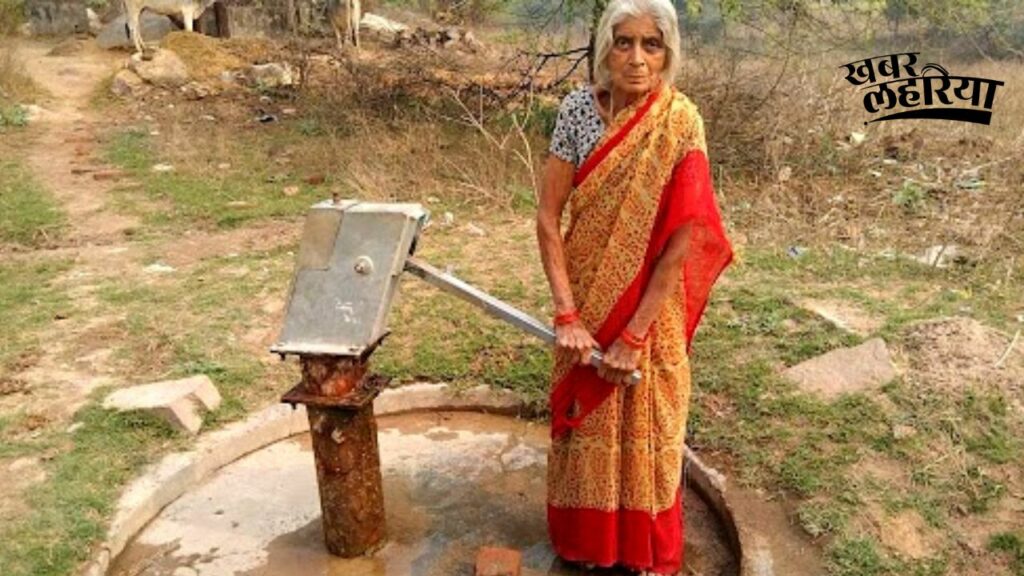 Chhatarpur news, only One hand pump in the whole village, that too broken which gives rusty water