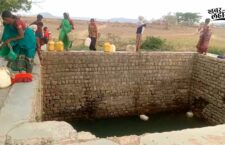 Chitrakoot news, villagers fetching water from baoli