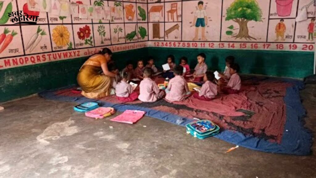 Patna news, Anganwadi worker teach children