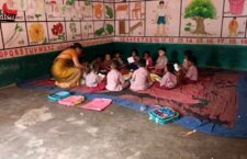 Patna news, Anganwadi worker teach children