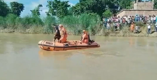 Bihar, Boat full of students sinks in Bagmati river in Muzaffarpur, 10 children missing