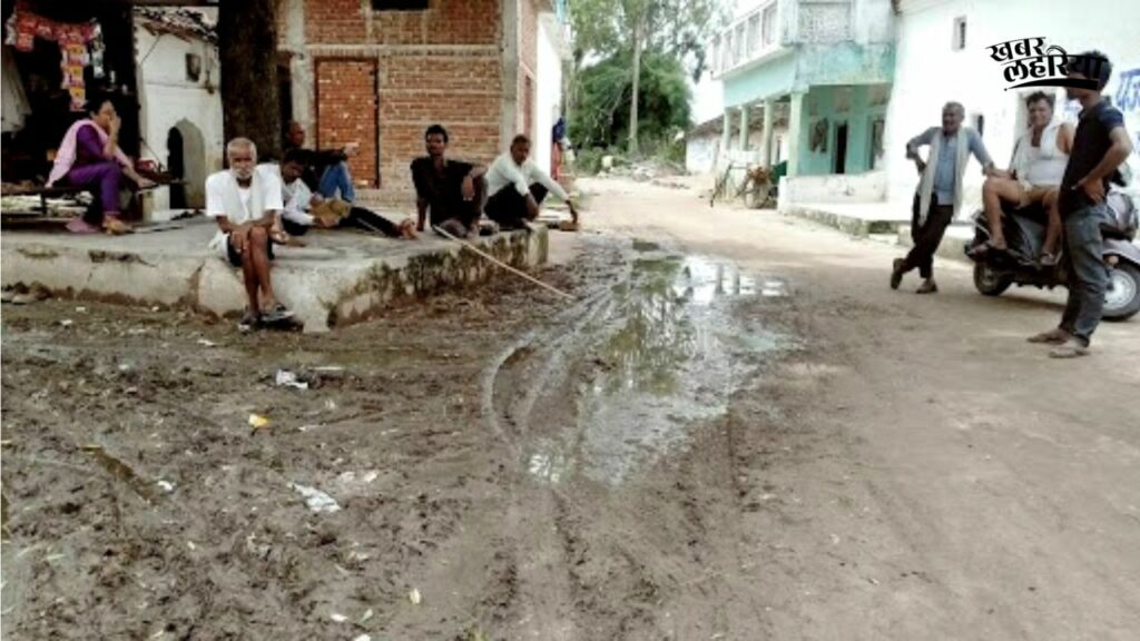Chhatarpur news, Bad roads with potholes creating problems for residents