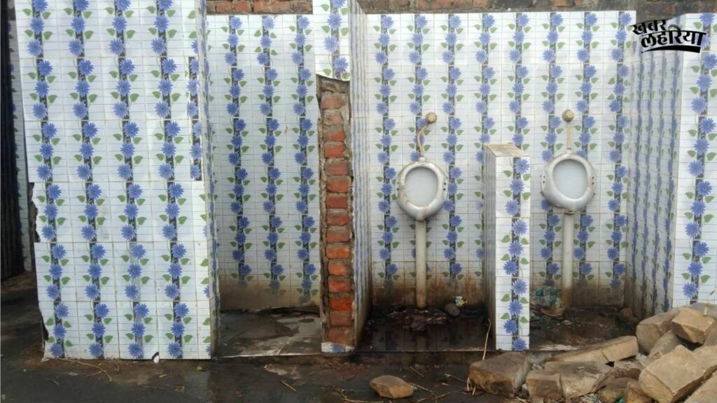 Prayagraj news, Dirt spread in community toilet, people forced to defecate in open.