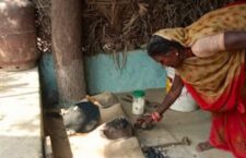 womens-making-food-on-mitti-ka-chulha-where-is-ujjwala-yojana