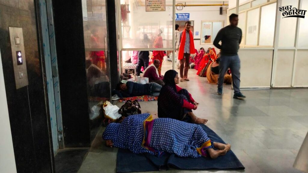 Madhya Pradesh news, delivery Women are forced to lie on the floor in the district hospital 