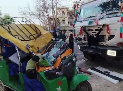 UP news, dumper hits auto rickshaw in Chitrakoot, 5 dead